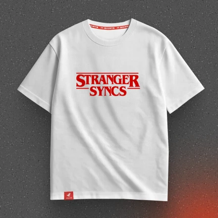 Футболка айтішника «Stranger Syncs», коли дейліки з іншого світу