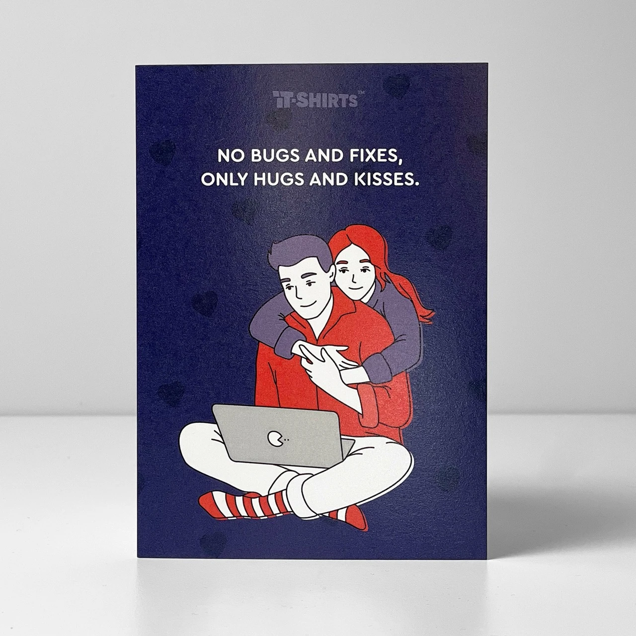 Листівка «No bugs and fixes, only hugs and kisses», у чорному конверті